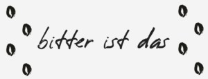 Ein künstlerisches Textbild zeigt den deutschen Satz „bitter ist das“ in einer handschriftlichen Schriftart, umgeben von sechs schwarzen, ovalen Markierungen, die gleichmäßig auf der linken und rechten Seite verteilt sind. Der weiße Hintergrund weist subtil auf die Gelassenheit hin, die oft mit der Regenbogenbrücke in Verbindung gebracht wird.